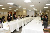院務委員與一眾書院新成員於餐酒研習室享用晚宴 (2011年4月29日)